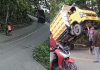 Truk Tak Kuat Nanjak, Nyaris Terbalik di Tanjakan Wonorejo, Terekam CCTV dan Viral Truk nyaris terguling di tanjakan Gunung Kabul, Barito Utara.