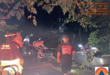 Mobil Terperosok Masuk Parit di Simpang Longo, Jalan Muara Teweh-Banjarmasin Mobil masuk parit di Muara Teweh.