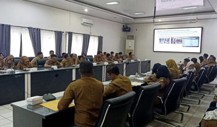 Rapat persiapan dihadirini oleh para kepala OPD dan Plt Sekda. Agenda mempersiaplan bahan evlauasi kinerja pj bupati.