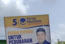 Bawaslu Barito Utara Copot Baliho, Spanduk, dan Poster Caleg Langgar Aturan Penertiban APK caleg di Barito Utara.