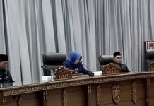 APBD Barito Utara 2024 Tembus Rp2,6 Triliun, Hampir Semua dari DBH, PAD Cuma Rp106 Miliar Pj Bupati Barito Utara Muhlis paling kiri pada rapat paripurna penyampaian pengantar Nota Keuangan RAPBD 2024, Rabu (15/11/2023). (Suaradayak.com/Melkianus He)