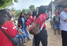 Nopiyanti Didampingi Sang Suami, Pri, Terus Bergerak Menemui Warga di Dapil Barito Utara II