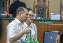 Mantan Bupati Kapuas Ben Brahim S Bahat dan istrinya Ary Egahni Dituntut Delapan Tahun Penjara