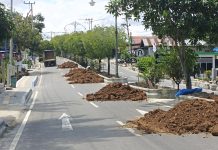 Pekerjaan Trotoar Kian Semrawut, Tanah Timbunan Dihambur ke Tengah Jalan