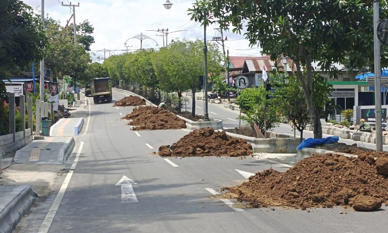 Pekerjaan Trotoar Kian Semrawut, Tanah Timbunan Dihambur ke Tengah Jalan