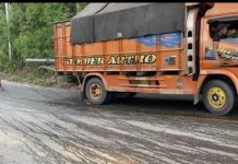 Minyak Tumpah dan Berceceran di Jalan Dalam Kota Muara Teweh Celakai Pemakai Jalan
