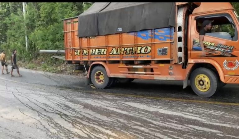 Minyak Tumpah dan Berceceran   di Jalan Dalam Kota Muara Teweh Celakai Pemakai Jalan