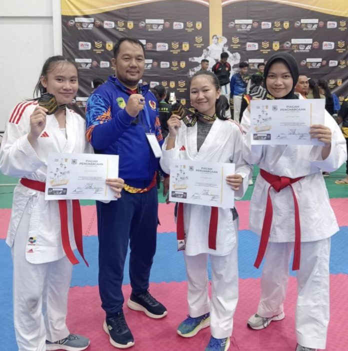 Karateka Barito Utara raih emas di Banjar Baru.