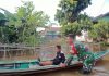 Banjir Rendam 150 Rumah di Batu Tuhup, Murung Raya, Babinsa Bantu Evakuasi Warga