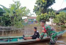 Banjir Rendam 150 Rumah di Batu Tuhup, Murung Raya, Babinsa Bantu Evakuasi Warga