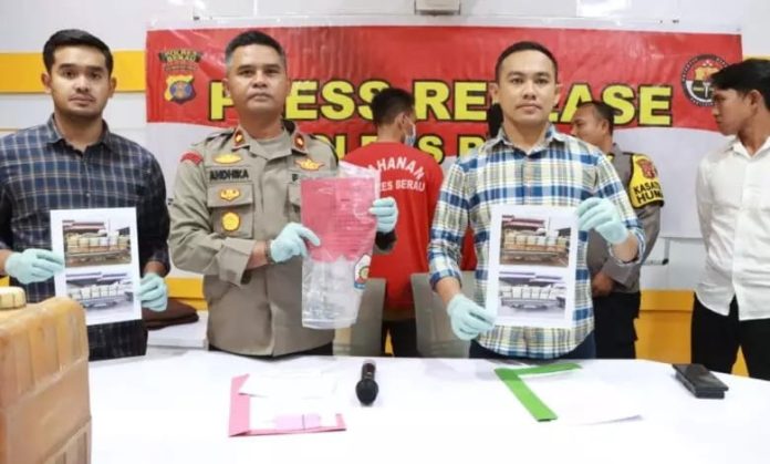 Dua pemuda terlibat penyelunduoan BBM di Berau, Kaltim.