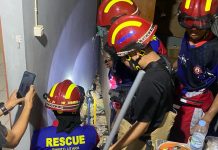 Damkarmat Barito Utara Evakuasi Ular Kobra dari Rumah Warga Muara Teweh Ular kobra dipindahkan dari rumah warga di Muara Teweh.