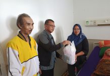 Pj Sekda Besuk dan Beri Bantuan kepada Para Mahasiswa Korban Keracunan Makanan