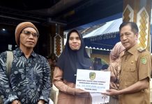 Pemkab Barito Utara Bagikan Bantuan Uang kepada Korban Kebakaran, 1 KK Dapat Rp28 Juta Pemkab Barito Utara bantu 23 korban kebakaran Rp644 jita. Satu KK mendapat Rp28 juta.