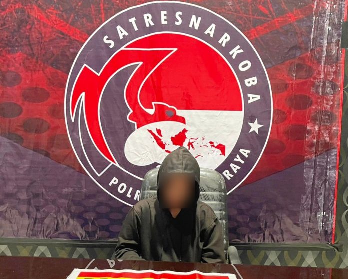 Perempuan muda ditangkap polisi