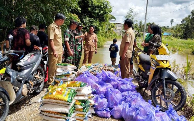 Kodim 1013 MTW dan BPBD Donasikan  Bansos kepada Korban Banjir di Desa Sei Rahayu I