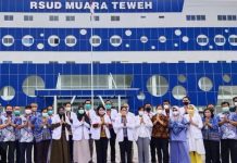 Menjelma Jadi RS Termegah dan Terbesar di DAS Barito, Segini Dana Pembangunan RSUD Muara Teweh Jajaran manajemen RSUD Muara Teweh, Kabupaten Barito Utara, Kalimantan Tengah di depan gedung baru. (Capture rsudmt.id)