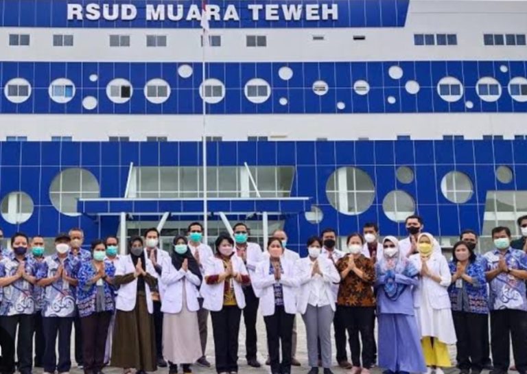 Jajaran manajemen RSUD Muara Teweh, Kabupaten Barito Utara, Kalimantan Tengah di depan gedung baru. (Capture rsudmt.id)