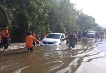 Jalan Buntok-Palangkaraya Terendam Banjir, Antrean Kendaraan Panjang