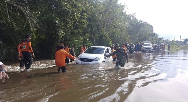 Jalan Buntok-Palangkaraya Terendam Banjir, Antrean Kendaraan Panjang