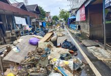 Banjir Surut, Sampah masih Menumpuk di Jalan di Muara Teweh