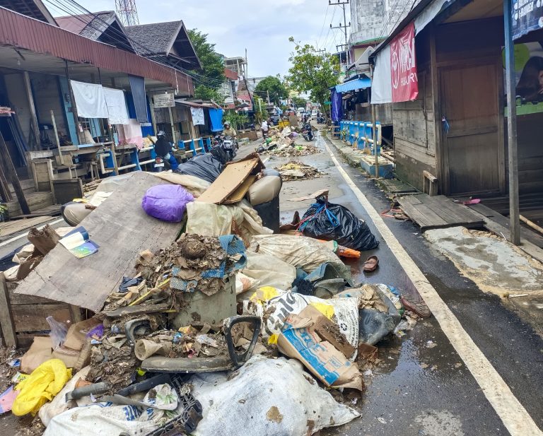 Banjir Surut, Sampah masih Menumpuk di Jalan di Muara Teweh