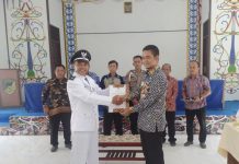 Pj Bupati Barito Utara Tanda Tangani SK, Didi Rosell Kembali Duduki Kursi Kades Linon Besi II
