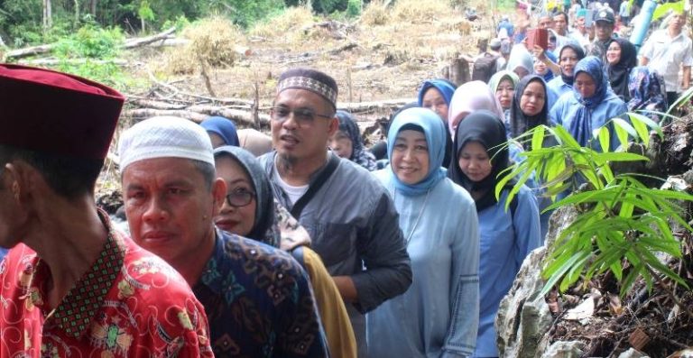 Ketua DPRD Hadiri Peringatan Haulan Datu Mangkomot Desa Benangin I