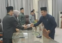 Lima Fraksi DPRD Serahkan Pemandangan Umum Soal Persampahan kepada Pemkab Barito Utara