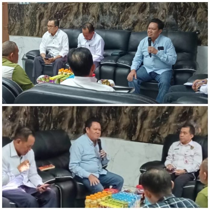 Malik Muliawan dari Tim Sahabat Gogo Purman Jaya, menyampaikan pandangannya, saat berdiskusi dan berdialog dengan pimpinan Disdik Barito Utara, Rabu (26/6/2024) pekan lalu. (Dok Suaradayak.com)