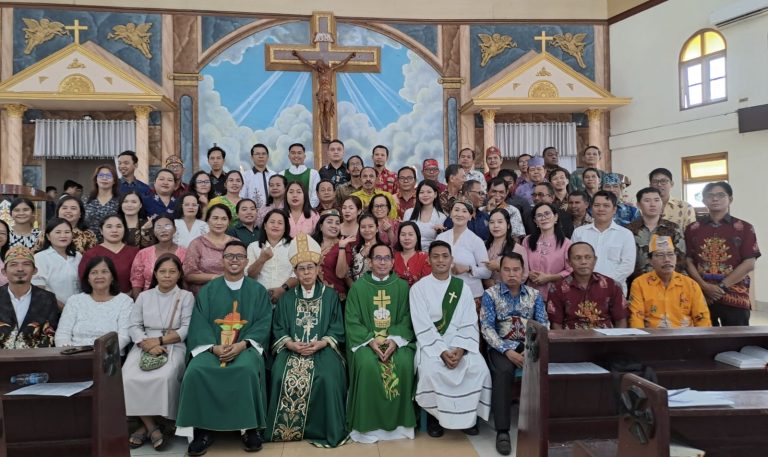 Uskup Palangka Raya Lantik Dewan Paroki Santa Maria de La Salette Muara Teweh