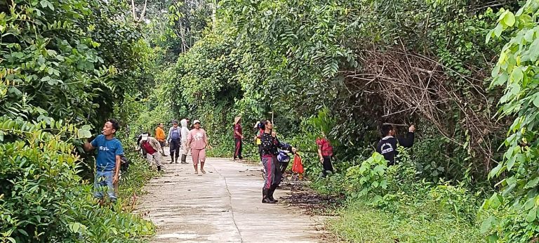 Warga Gotong-Royong Bersihkan Jalan Poros Rubei-Paring Lahung