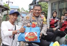 Kapolres Barito Utara Salurkan Bantuan Sembako kepada Warga Terdampak Banjir di Muara Teweh