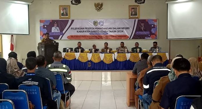 Kepala Dinas Tenaga Kerja, Transmigrasi, Koperasi dan UKM Barito Utara M Mastur membereikan sambuta pada pembukaan pembekalan bagi Peserta Pemagangan Dalam Negeri, Senin (20/5/2024)