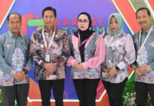 Pj Bupati Barut Berharap Rakernas Apkasi Perluas Pemasaran UMKM Pj Bupati Barut Muhlis foto bersama Kepala Dinas Kominfosandi Mochamad Ikhsan dan Kepala Dinas KPP Barito Utara Siswandoyo dan Ketua TP PKK setempat Marsiana Muhlis usai menghadiri pembukaan Apkasi Otonomi Expo 2024 di Jakarta Convention Center (JCC) Indonesia, Rabu (10/7/2024). (dok/Kominfo)