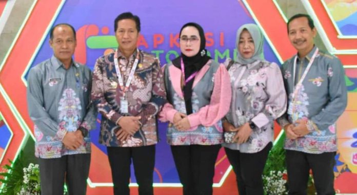 Pj Bupati Barut Muhlis foto bersama Kepala Dinas Kominfosandi Mochamad Ikhsan dan Kepala Dinas KPP Barito Utara Siswandoyo dan Ketua TP PKK setempat Marsiana Muhlis usai menghadiri pembukaan Apkasi Otonomi Expo 2024 di Jakarta Convention Center (JCC) Indonesia, Rabu (10/7/2024). (dok/Kominfo)