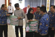 Wujud Nyata Atensi, Pemkab Mura Beri Santunan kepada Anak Yatim Piatu