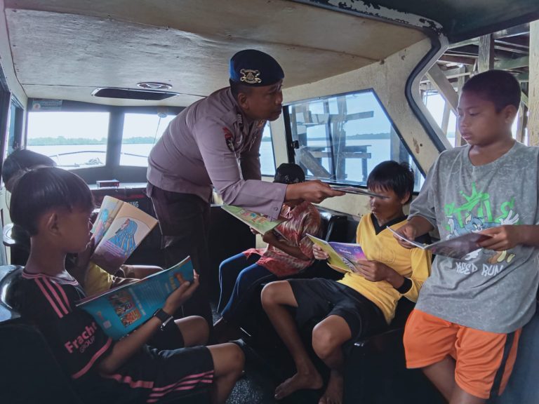 Kapal Patroli XVIII-1002, Ditpolairud Polda Kalteng Lakukan Ini Demi Cerdaskan Generasi Penerus Bangsa