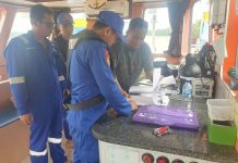 Cegah Pelayaran Ilegal, Personel Ditpolairud Periksa Kapal Melintasi Sungai Barito