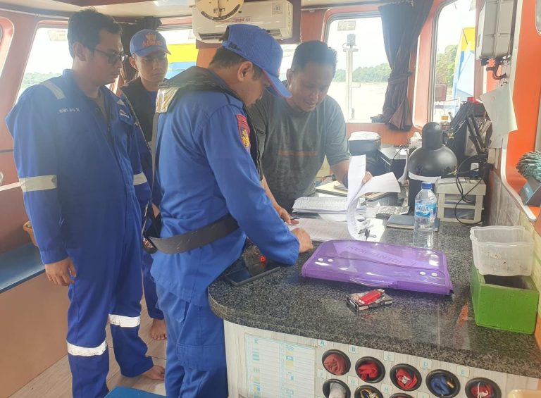 Cegah Pelayaran Ilegal, Personel Ditpolairud Periksa Kapal Melintasi Sungai Barito