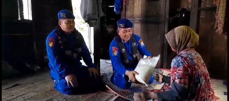 Ditpolairud Berikan Bansos kepada Warga DAS Mentaya, Bukti Polri Hadir di Tengah Warga
