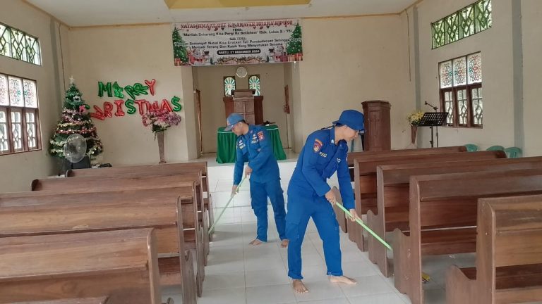 Ditpolairud Polda Kalteng Bakti Sosial Bersama Jemaat Gereja Ka’Arayan  Barito Selatan