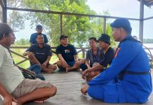 Jalin Silaturahmi, Personel Ditpolairud Sampaikan Imbauan Kamtibmas ke Masyarakat Pesisir DAS Kumai