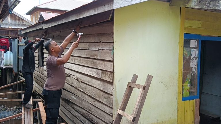 Rumah Warga Rusak, Marnit Palangkaraya Bantu Perbaiki