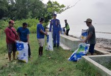 Ditpolairud Ajak Warga Bersihkan Sampah di Pantai