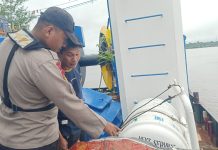 Personel Ditpolairud Ingatkan Para ABK tentang Cuaca Buruk