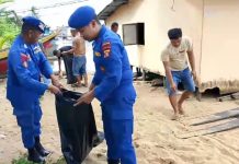 Tumbuhkan Peduli Lingkungan, Ditpolairud Polda Kalteng Ajak Pemuda Kuala Pembuang Bersihkan Sampah