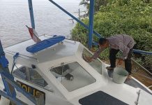 Personel Ditpolairud Cek dan Bersihkan Sarana Apung Dinas