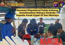 Personel Ditpolairud Polda Kalteng, Sosialisasikan Bahaya Narkoba kepada Awak Kapal di DAS Mentaya