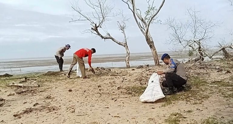 Peduli Lingkungan, Ditpolairud Ajak Pemuda Desa Kampung Keramat Bersihkan Sampah